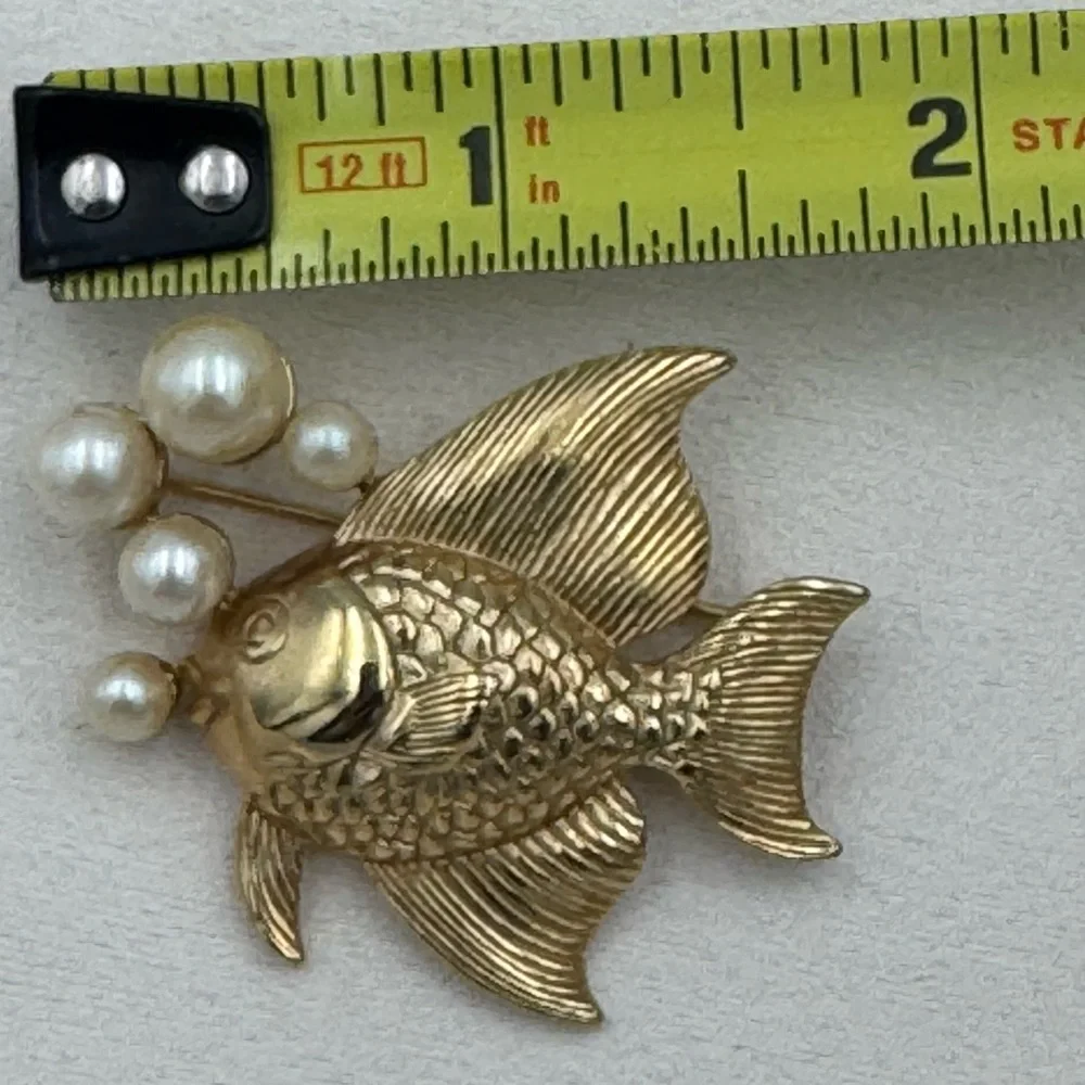 Vintage Gold Tone Angel Fish Brooch Pin w Faux Pearls Nautical Figural - Picture 8 of 9